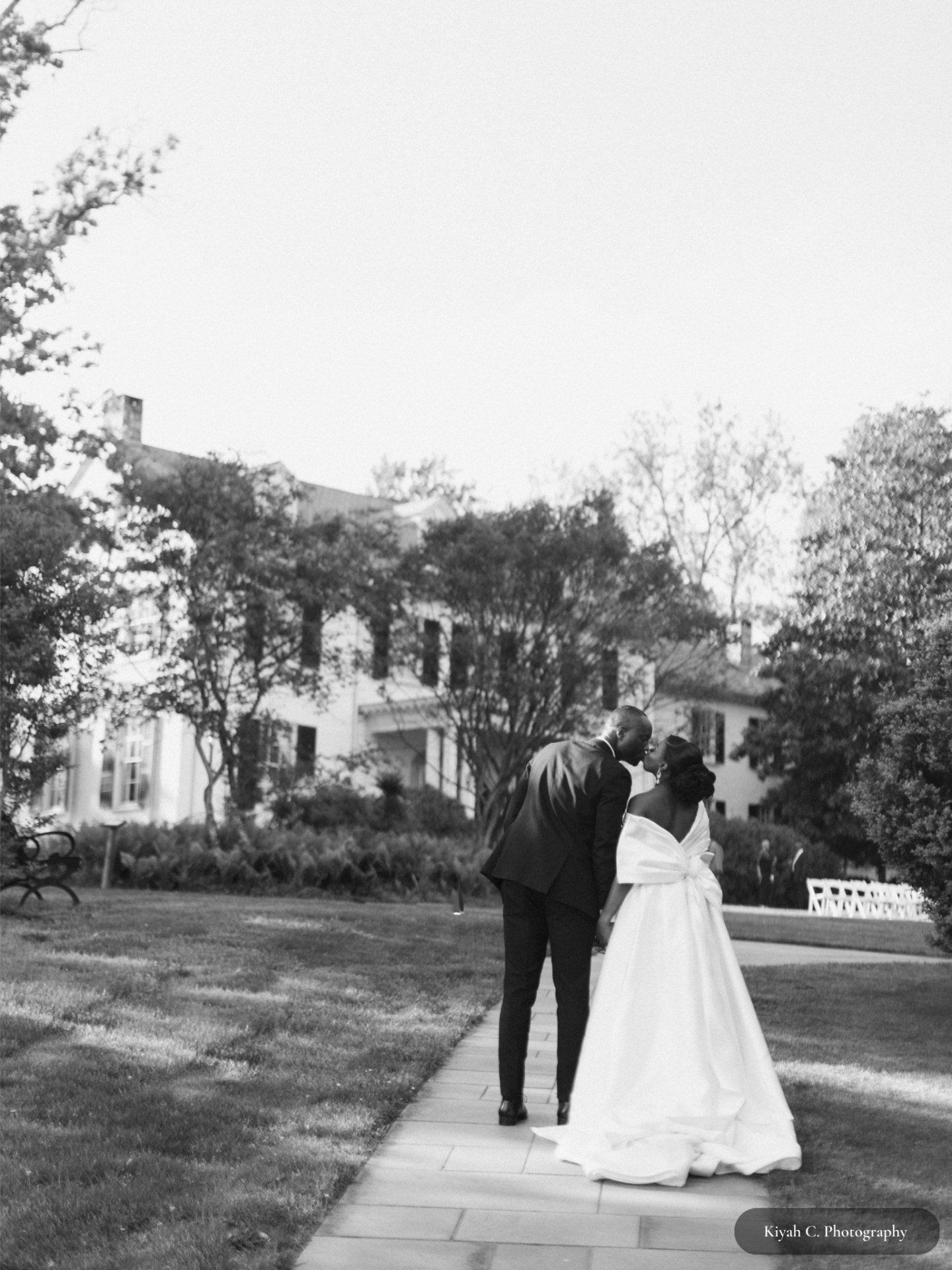 Black and white photo of bride and groom in front of Rust Manor House in Leesburg, Virginia